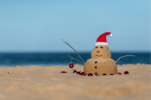 Sneeuwpop van zand op het strand