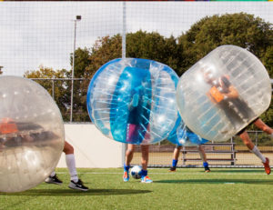 Mensen die bubbelvoetbal spelen