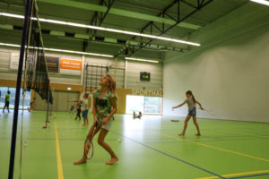 Badminton in de gymzaal