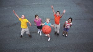 Kinderen met een basketbal