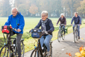 ouderen op een fiets