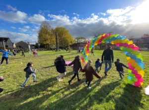 Kinderen rennen door de finishboog van ballonnen